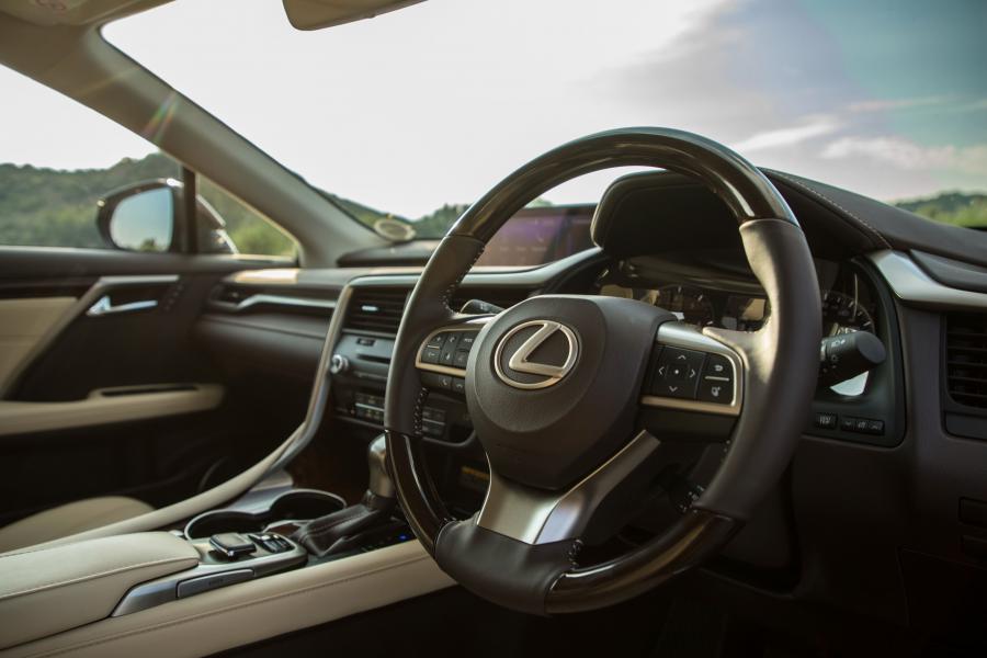 Интерьер Lexus RX350L 2018 года  (ZA) (фото 24 из 36)